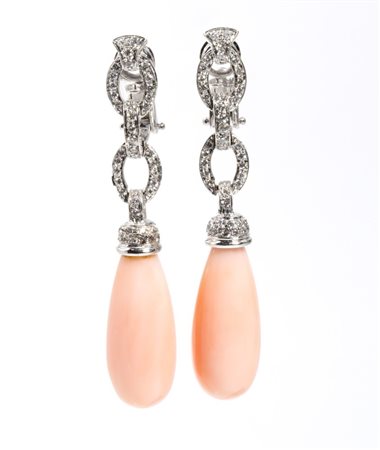 Paio di orecchini pendenti in oro con corallo rosa in oro bianco, con maglie...