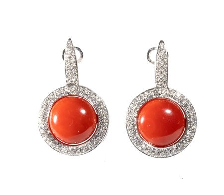 Paio di orecchini in oro con corallo Aka In oro bianco 18k, incastonato con...