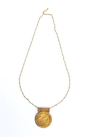 Girocollo con pendente in oro in stile archeologico in oro giallo alto...