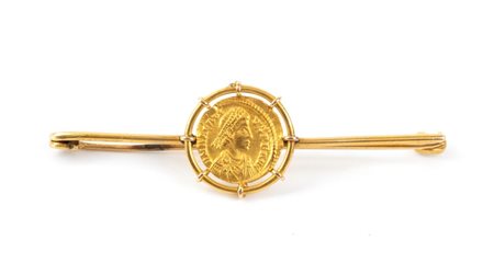 Spilla a barretta in oro con moneta fine XIX secolo Elegante spilla in oro...