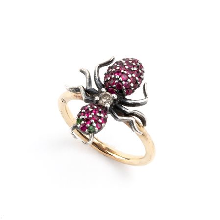 Anello con insetto in oro ed argento con rubini e diamante Inizio XX secolo...