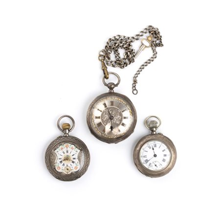 Lotto di tre orologi da tasca fine XIX secolo 1) in argento con quadrante...