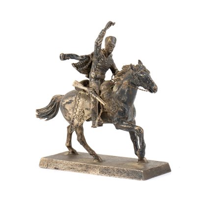 Scultura italiana in argento raffigurante una figura equestre metà XX secolo...