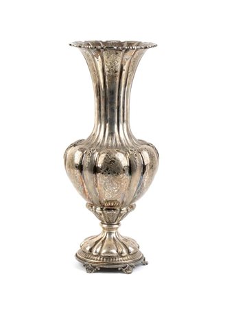 Vaso italiano in argento Inizio XX secolo Altezza x diametro: 45,5 x 14,5 cm....