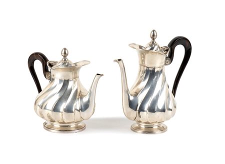 Coppia di teiera e caffettiera in argento Italia, XX secolo Peso totale: 1897...