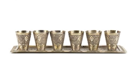 Gruppo di 6 bicchieri e vassoio in argento XX secolo Peso totale: 358 gr...