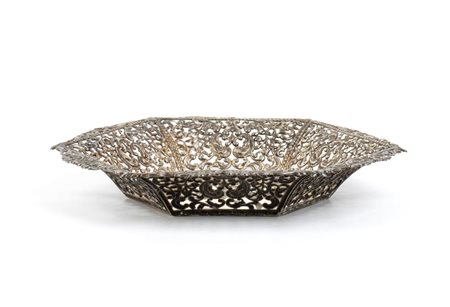 Cestino spagnolo in argento metà XX secolo Altezza x diametro: 5 x 30 cm....