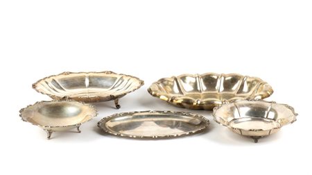 Gruppo di 5 cestini in argento metà XX secolo Peso totale: 1675 gr composto...