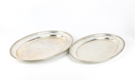 ZARAMELLA Coppia di vassoi in argento metà XX secolo Peso totale: 2808 gr di...