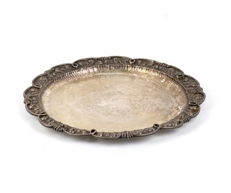 Vassoio italiano in argento prima metà del XX secolo Diametro 34 cm, peso 940...