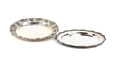 Due piatti italiani in argento prima metà del XX secolo Peso totale: 1544 gr...