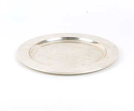Piatto italiano in argento prima metà del XX secolo Diametro: 35 gr. Peso:...