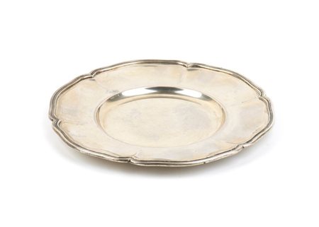 Piatto italiano in argento prima metà del XX secolo Diametro: 28 cm. Peso:...