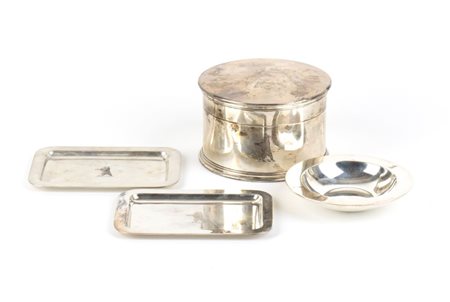 Gruppo di 4 oggetti in argento Italia, XX secolo Peso totale: 2419 gr...