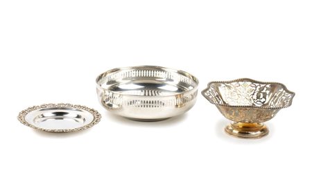 Gruppo di di 3 cestini italiani in argento metà XX secolo Peso totale: 534 gr...