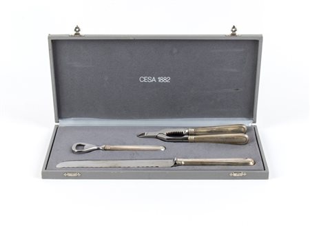 Servizio in argento Italia, XX secolo composto da: coltello da pane con lunga...