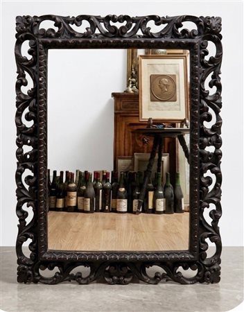 Grande specchiera da parete in legno ebanizato traforato e decorato a motivi di volute e fogliami cm 84x67