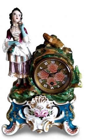 Orologio da camino realizzato in porcellana policroma invetriata in stile Neo-Rococò