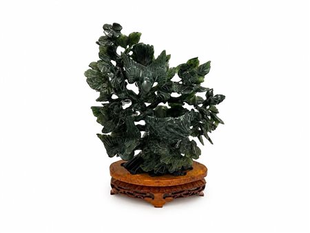 Scultura in giada verde scuro raffigurante uccelli e fiori, Cina, 