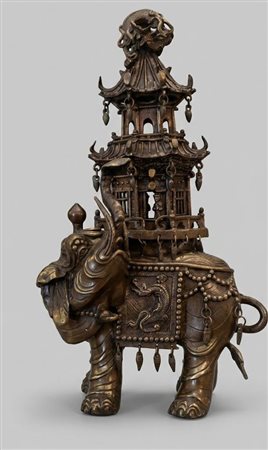 Grande Bruciaprofumi in Bronzo a Patina Scura – Elefante Cerimoniale con Architettura a Pagoda – Cina Periodo Tardo Qing 