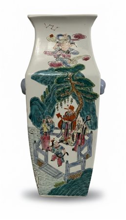 Vaso quadrangolare in porcellana Famiglia Rosa con scena di saggi e divinità CM 40