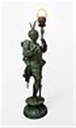 Lampada da tavolo figurale in bronzo da 100 cm raffigurante un cavaliere del XVII secolo