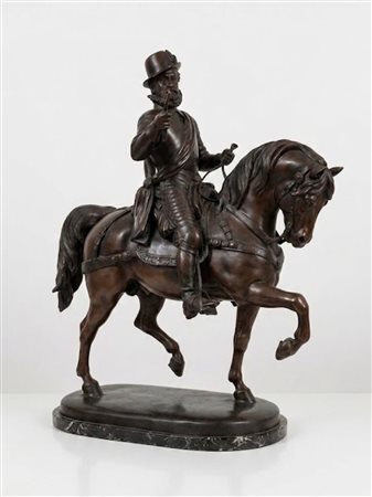 Scultura in bronzo di grandi dimensioni che raffigura un nobile o un alto ufficiale militare del XVI. Firmata Hunt