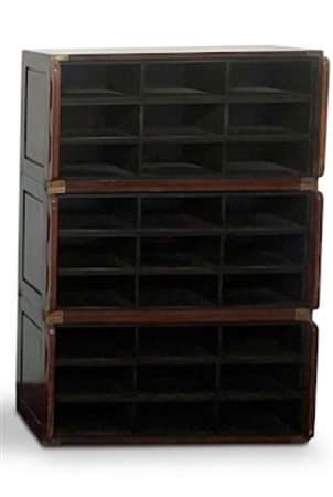 Mobile archivio modulare a tre sezioni in stile Campaign con ventisette scomparti in legno e ottone