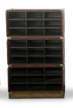 Mobile per archiviazione documenti o catalogo a tre sezioni in stile Campaign