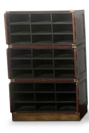 Mobile archivio modulare a tre sezioni in stile Campaign con ventisette scomparti in legno e ottone
