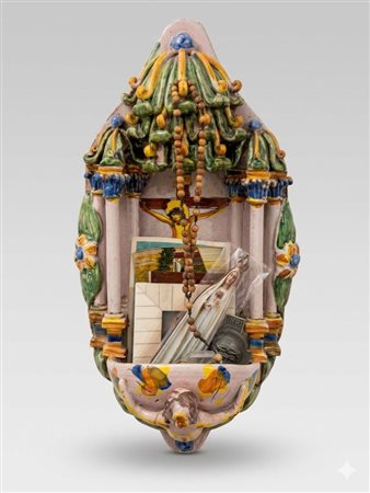 Acquasantiera in maiolica policroma (terracotta invetriata a stagno) attribuibile alla manifattura di Napoli