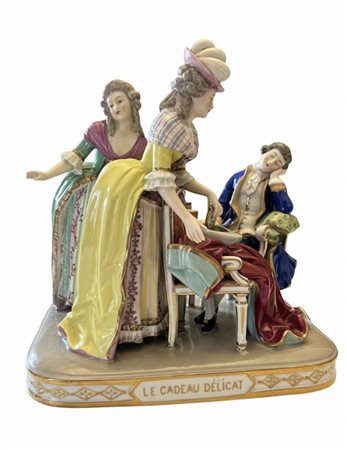 Gruppo Scultoreo in Porcellana Policroma – "Le Cadeau Délicat" cm 18x24