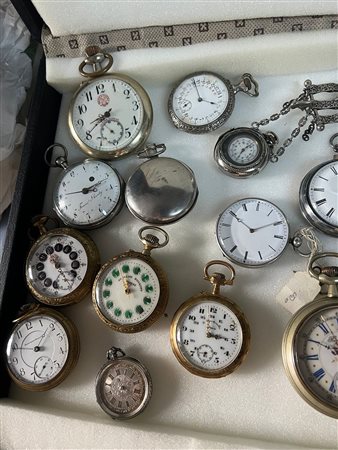  OMEGA, HEBDOMAS, 8 JOURS, LA REGULIERE THEO SYSTEME ROSKOPF, MESSAGGERO ROSKOPF PATENT, REGULATEUR, MONTGOMERY WARD e Co., FRANC S HARDY. Lotto di 21 orologi da tasca d epoca diversa epoca e misura  da una chatelaine decorativa