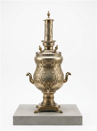 Grande samovar monumentale in metallo sbalzato e inciso, produzione russa. fine XIX sec cm 62 circa