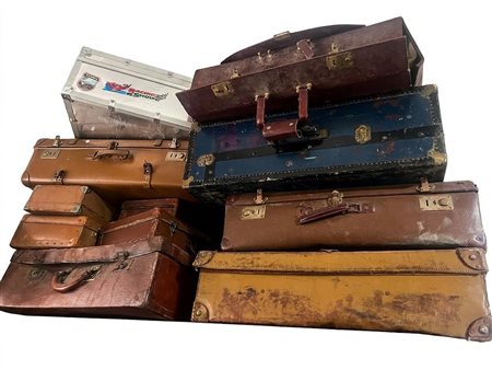 Un lotto di valigie e bauli vintage e d'epoca del XX secolo