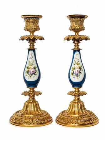 Una coppia di candelieri in stile Sevres realizzati in bronzo dorato e porcellana, risalenti alla fine del XIX secolo