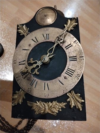Orologio a lanterna meccanico a pesi con telaio a gabbia in ferro e ruotismi in ottone