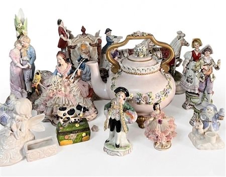 Lotto di dodici figurine e centrotavola in porcellana policroma e bisquit in stile rococò