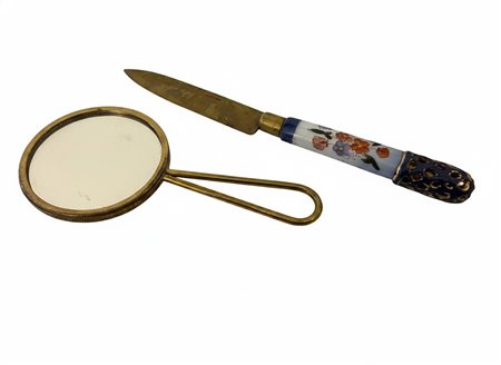 Lotto composto da – Tagliacarte in Porcellana Dipinta e Specchio in Ottone 1920b circa