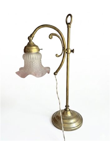 Lampada da tavolo regolabile realizzata in ottone caratterizzata da un design in stile Liberty