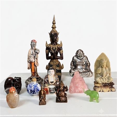 Lotto di oggetti decorativi comprendente sculture, vasi e miniature realizzati in diversi materiali tra cui bronzo, porcellana, pietra scolpita, vetro e legno