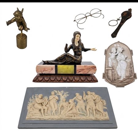 Lotto di oggetti decorativi e da collezione tra cui una scultura in stile Art Déco