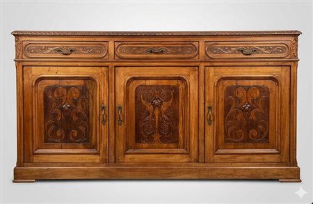 Credenza bassa da centro a tre ante in noce intagliato – Stile Barocchetto – XIX Secolo