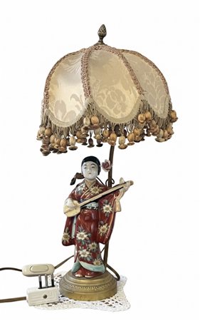 Lampada da Tavolo Orientale con Scultura in Porcellana – "Suonatrice di Shamisen" cm 35 circa