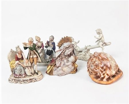Lotto di vari oggetti decorativi composto da figurine in porcellana e un reperto naturale