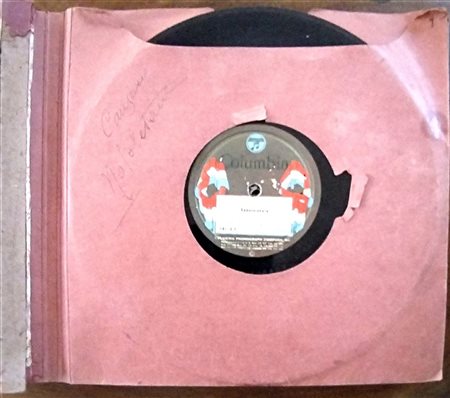 Assortimento di dischi 78 giri Columbia, Pathé, La Voce del Padrone e Parlophone con album e custodie originali