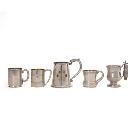 Cinque mug o boccali in argento, XX secolo