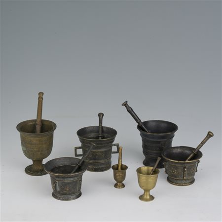Raccolta di sette mortai diversi in bronzo