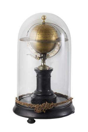 Orologio da appoggio con base e campana di vetro a forma di sfera terrestre...