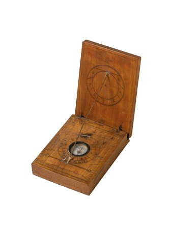 Orologio solare dittico in legno, Cina fine sec XIX inizi sec XX Misure mm...